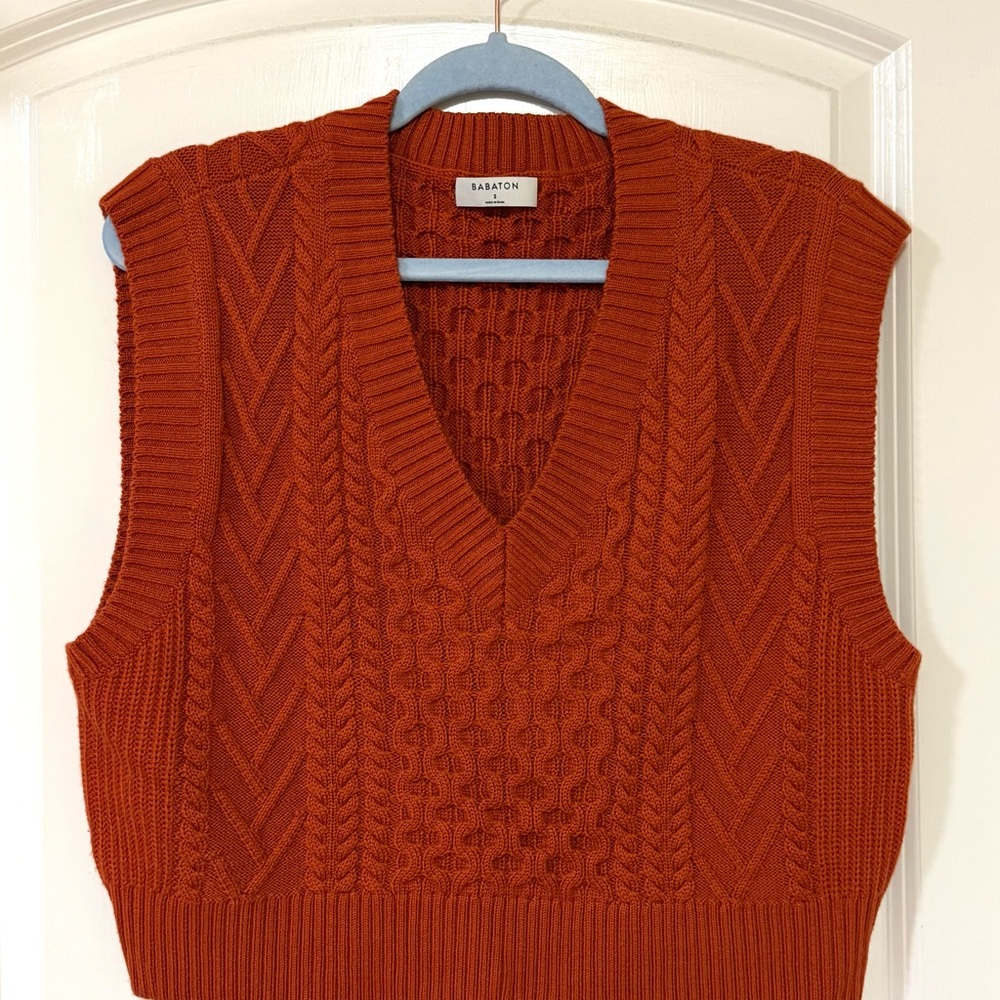 Aritzia V-Neck Cropped Sweater Vest in Terracotta/Orange, Small